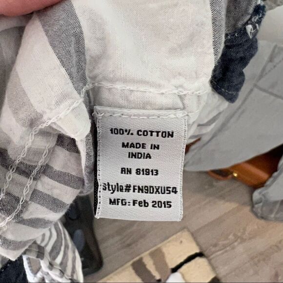 Free Planet Mens Medium Button Up Shirt with Gray & Blue Horizontal Stripes - Picture 5 of 7